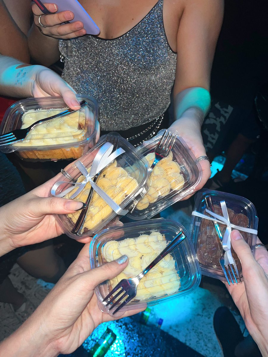 tweetsdalore's tweet image. “eu vou mandar para os meus fãs esses dois bolos e vou comer o da camila” corta pra ela em 2023 no dia do aniversário dela mandando descer bolo pra gente lá na ph 🥺