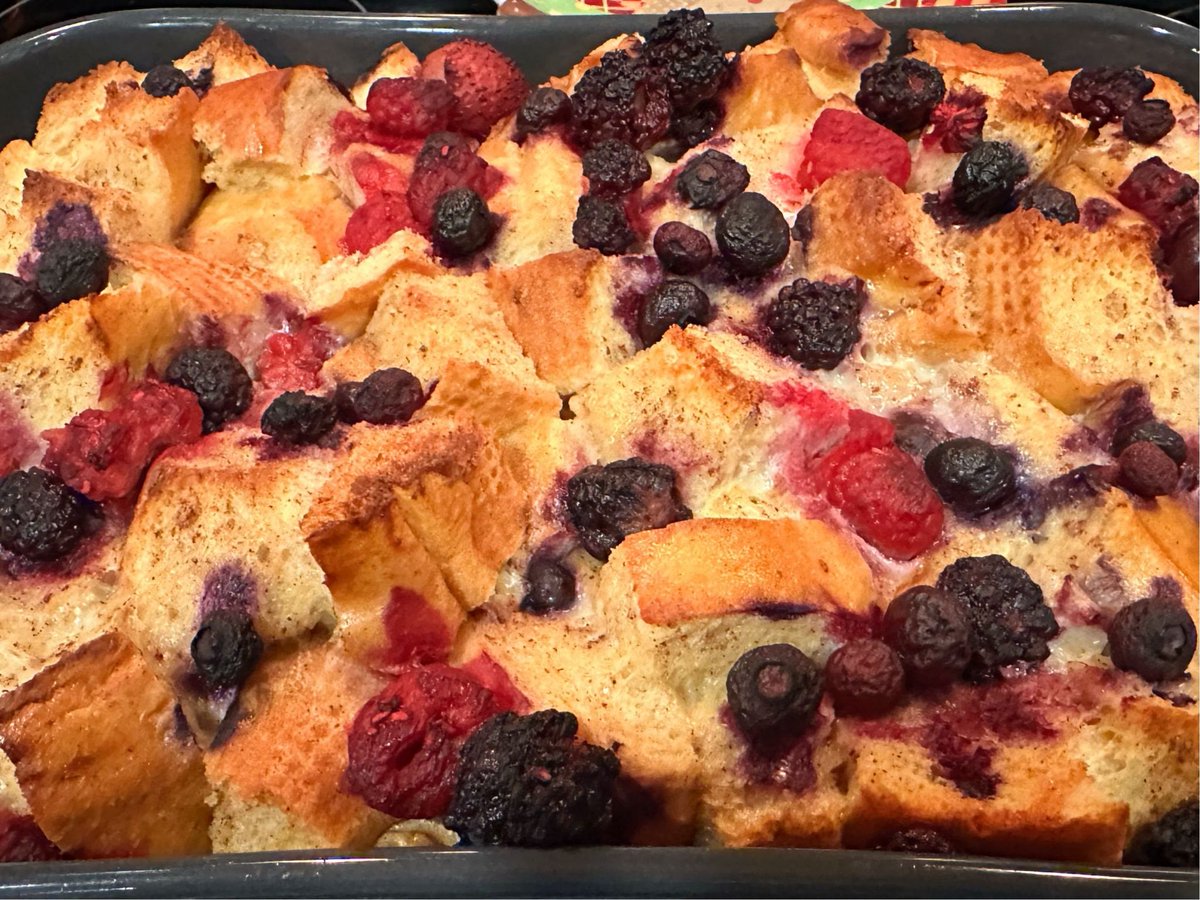 tulipzxcv1's tweet image. Client breakfast meetings mean a warm pan of Berry French Toast casserole 🥘🫐😋