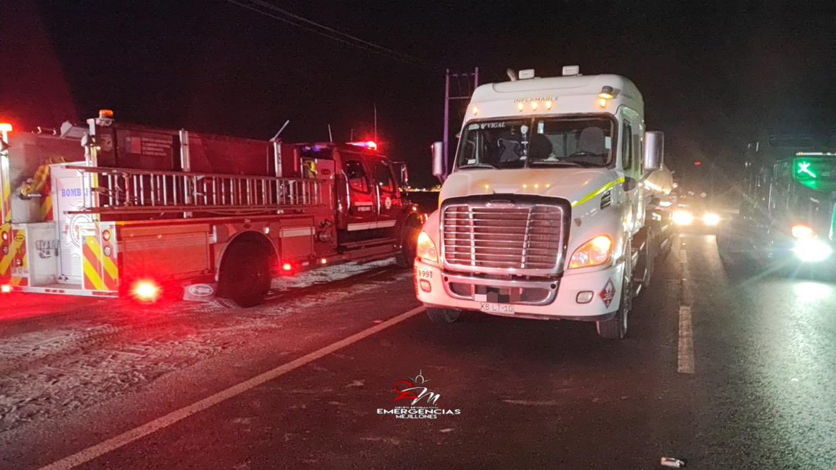 #Mejillones ⚠️ #EM 🚨
22:45hrs Unidades de emergencias de la comuna, concurren a Ruta B262 km 8,3 por accidente vehicular. 
Colisión por alcance entre vehículo menor y camion, resultando personas lesionadas. 
Concurre personal de #SAMU #Bomberos #Carabineros y Seguridad Pública