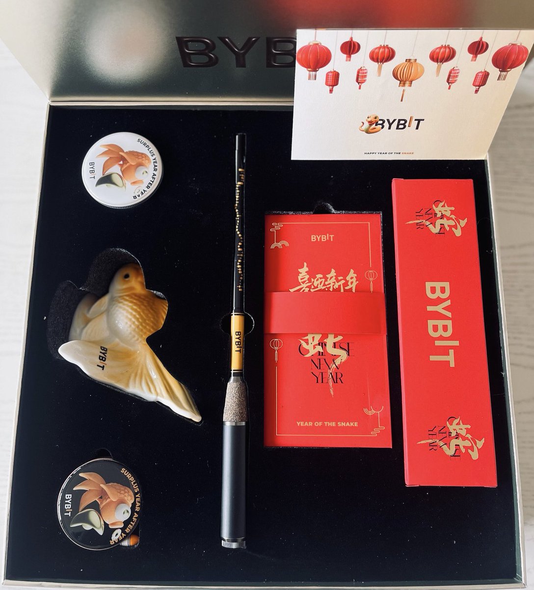 BYBIT的周边泰酷辣！ 这个周边太有寓意了，静待鱼儿上钩，犹如在市场波动中寻找最佳入场时机，把握风险带着收益期望去抛竿，收获耐心与坚持的硕果！ 用 bybit🎣钓鱼神器，今年山寨必定钓到大鱼，预祝大家年年有余🐟，投资有成，一年钓有所获！ @roya_bybit @JohnnyBybit ...