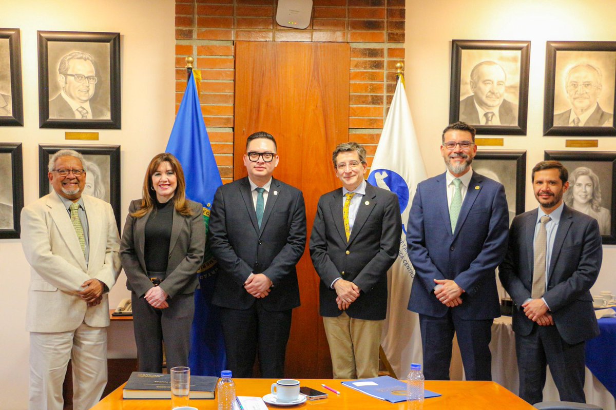 En el marco de nuestro Eje de Trabajo Tres, me reuní con el Secretario de la SIECA, Licenciado Francisco A. Lima Mena, para analizar temas clave que promuevan el desarrollo económico de Centroamérica.

🇸🇻🇬🇹🇭🇳🇳🇮🇵🇦🇩🇴

Durante el encuentro, abordamos:

☑️ Plan Maestro Regional de