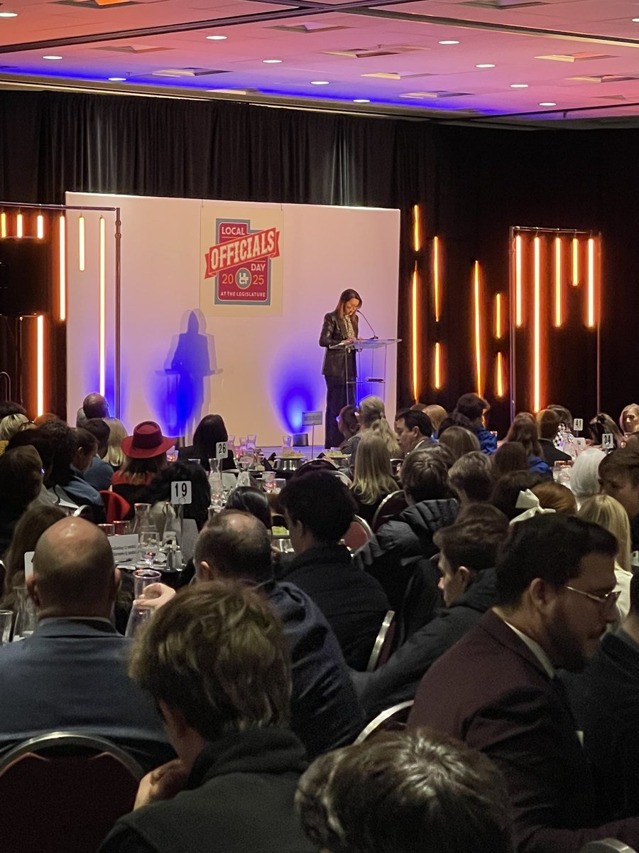 ClintonPMorris's tweet photo. It was the Utah League of Cities and Towns Local Officials Day in conjunction with the start of the Utah Legislative Session. It was fun to be with the Layton Youth Council and their advisors. Grateful for Lt. Governor Deidre Henderson and her message. 👊❤️🇺🇸 #CitiesWork https://t.co/piZyO82Wut