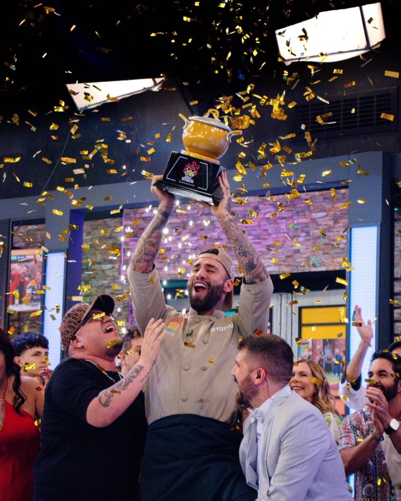 GranChefFamosos's tweet photo. ¡FELICIDADES! 🤩🔥👏🏻 Jota es el ganador de la súper revancha  🏆  #ElGranChefFamosos https://t.co/ulv3C9IFBs