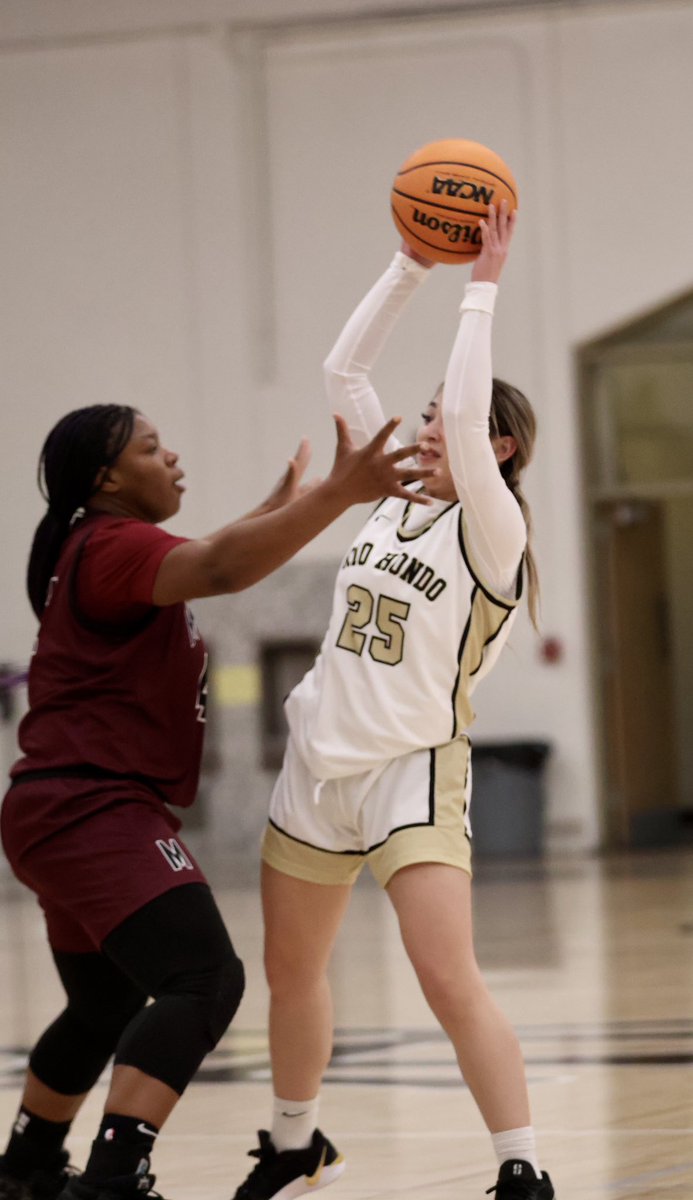 Women’s #jucohoops

Mt. SAC overpowers Rio Hondo, 74-51.

Taliyah McFerson (#42) led the Mounties with 24 pts, 8 reb, and 6 stl in a dominant performance.

Jaden Hill-Massarotti paced the Roadrunners with 15 pts.

Mt. SAC moves to 17-4 (1-0 conf.), while Rio falls to 9-12 (0-1