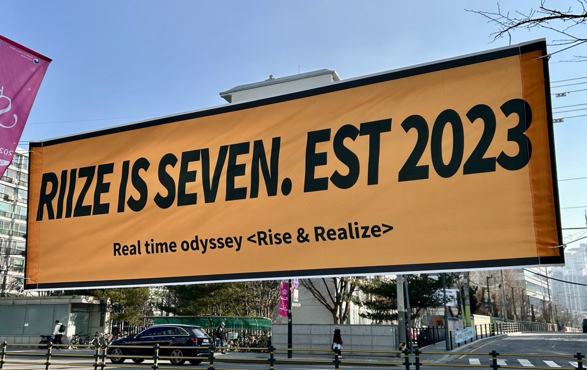 เห็นป้ายนี้คือจะร้องไห้  มัน Flashback ไปตอนวันแรกที่เริ่มสนใจและตัดสินใจจะมาติ่งน้องๆเลย วันที่กดเสิร์จหาข้อมูลแนะนำวง ข้อมูลของสมาชิกแต่ละคนอ่ะ พอย้อนกลับมาวันนี้ก็ยังรู้สึกเหมือนวันแรกที่รู้จักกันเลย ความรู้สึกรักแรกพบ