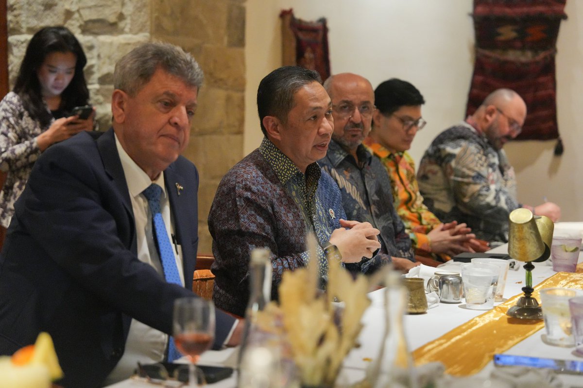 anismatta's tweet photo. Terima kasih kepada Dubes Tunisia Y.M. Mohamed Trabelsi yang telah menjadi  tuan rumah makan siang duta besar negara-negara Dunia Islam di Jakarta. 

#kemlu #inidilplomasi #kabinetmerahputih #duniaislam https://t.co/ZxjPiVvnGo