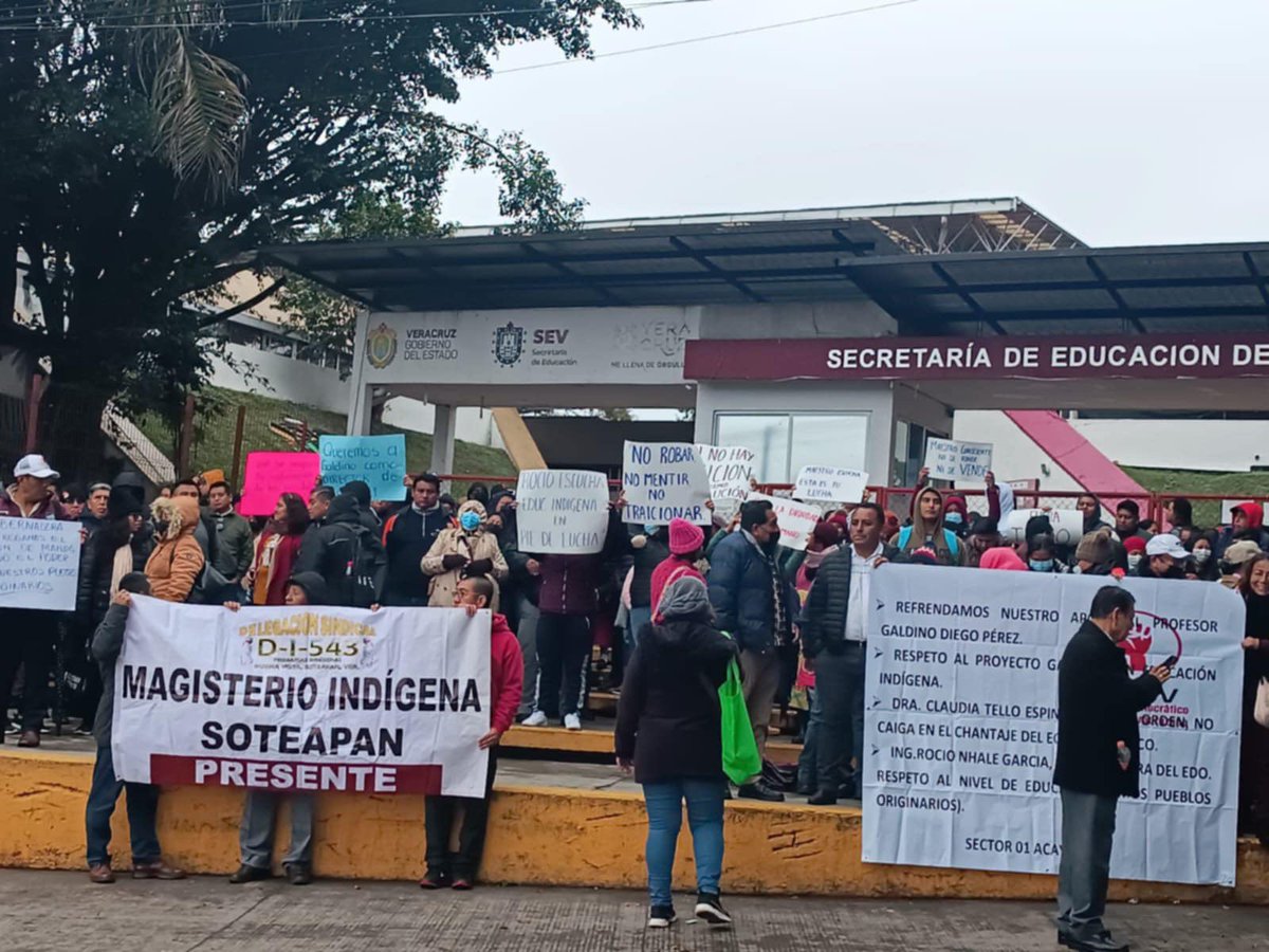 cguerreromtz's tweet photo. 🔥🔥🔥🔥Extra, extra: Maestros de Educación Indígena hermanados en todo el Estado de Veracruz, desde totonacas del norte, náhuatl, mixes, popolucas, mazatecos, entre otros, ante la imposición el día de ayer de la maestra  Nidia Carilú Nava Palomec en la Dirección de Educación Indígena, siendo que ella no es indígena y es falso que hable tutunakú y mucho menos náhuatl.
Ella es maestra de Media Superior y fue Directora como puesto de confianza  en el CECYTEV del municipio de Filomeno Mata, confianza que defraudó robándoles dinero, ante eso la denunciaron en la SEV en el 2022 y de inmediato fue cesada.
Y ahora, Claudia Tello la pone de directora de la DEI, excluyendo a los maestros indígenas, tomándoles el pelo con el concurso de oposición para tener el mejor proyecto para la DEI y que la secretaria Claudia Tello Espinosa planteó ante maestros Indígenas.
Al faltar a su palabra, piden los maestros hablar con la gobernadora porque Tello Espinosa no ha resuelto las necesidades de la DEI, no ha sabido organizarla, no ha atendido los trámites y ahora violenta los derechos indígenas ante lo cual quieren su remoción, realizando una manifestación y toma de instalaciones de la SEV, este jueves.🧨🧨 @rocionahle  @SEducacionVer