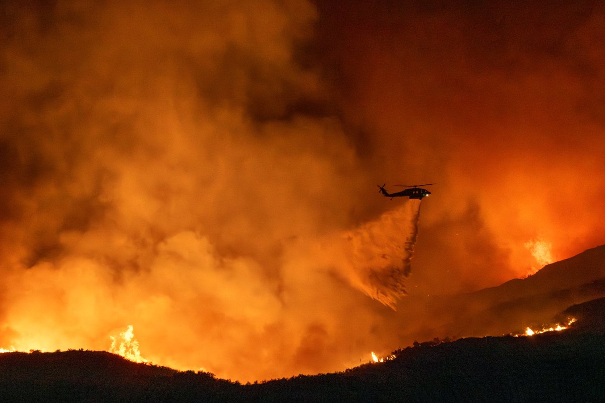 If firefighting helicopter makes a drop on the Hughes fire in Castaic. #hughesfire #fire #firefightinghelicopter #castaicfire #brushfire #socalfires #castaic #wildfire