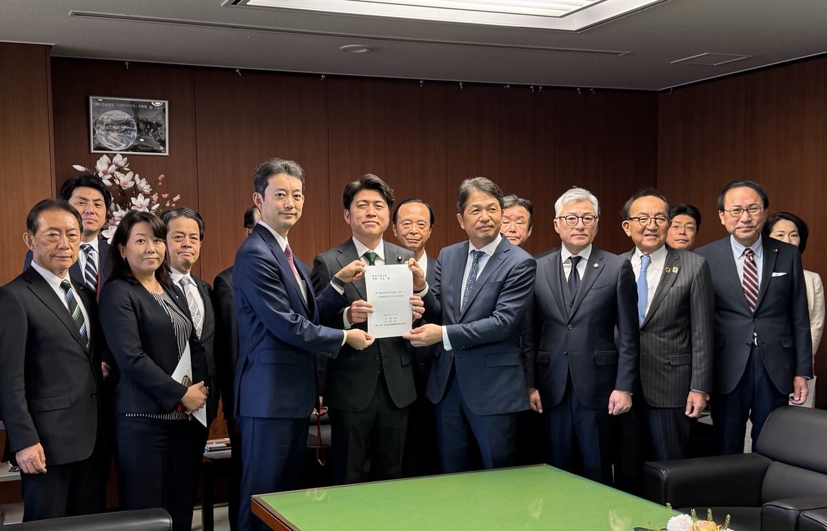 matsumarun's tweet photo. 昨日、茨城県知事、千葉県知事、沿線自治体市長等とともに、都市軸道路利根川橋梁（守谷～柏たなか）の新規事業化を中野国土交通大臣に要望しました。
都市軸道路は、本市のみならずTXと連動して沿線自治体の一体的なまちづくりの基盤となる重要な道路です。今後も早期実現に向��て動いてまいります。 https://t.co/m7bCLRc4CE