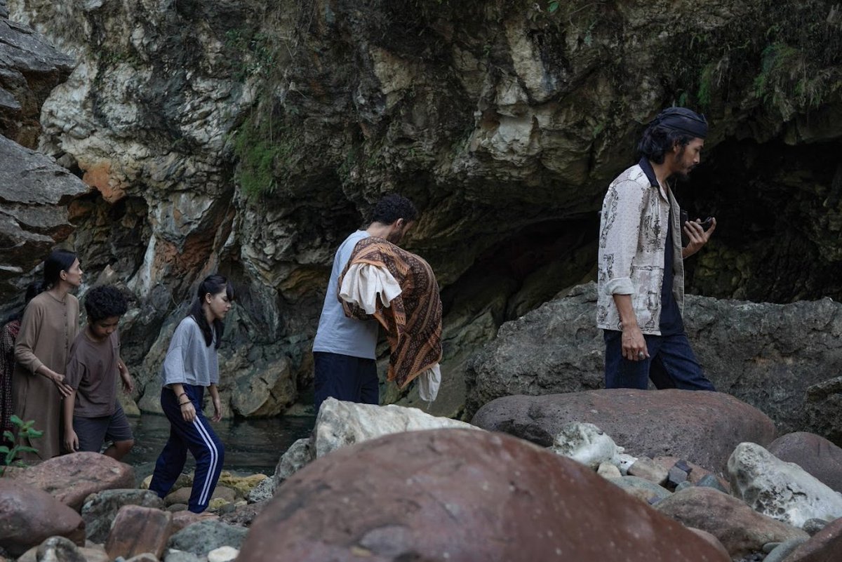 Seperti yang udah pernah gue tweet sebelumnya, Sebelum 7 Hari adalah hasil dari proses menjadi "dewasa" seorang Awi Suryadi dalam menggarap film horror.

Improvement yang menurut gue jauh lebih matang dengan eksekusi yang baik dari film2 dia sebelumnya.