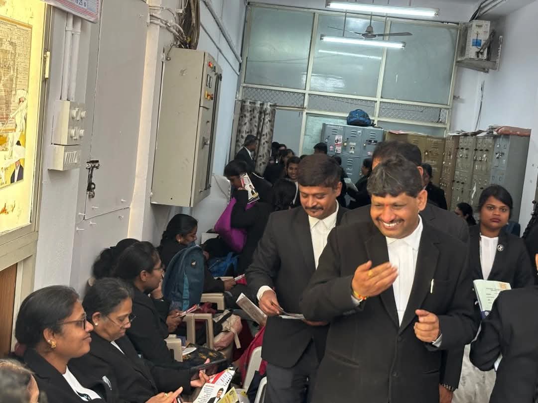 APRanganath's tweet photo. ಬೆಂಗಳೂರು ವಕೀಲರ ಸಂಘದ ಚುನಾವಣೆಯಲ್ಲಿ ಅಧ್ಯಕ್ಷ ಸ್ಥಾನಕ್ಕೆ ಸ್ಪರ್ಧಿಸಿದ್ದು, ಸಿಟಿ ಸಿವಿಲ್ ಕೋರ್ಟ್ ನ ಮಹಿಳಾ ವಕೀಲರನ್ನು ಭೇಟಿಯಾಗಿ, ಕ್ರಮ ಸಂಖ್ಯೆ 4ಕ್ಕೆ ಮತ ಚಲಾಯಿಸುವಂತೆ ಮನವಿ ಮಾಡಿದೆನು.
#voteforapr #aprforaab #aabelection #onceagainapr #TeamAPR #bengaluruadvocatesassociation https://t.co/8RpcXcIUMT