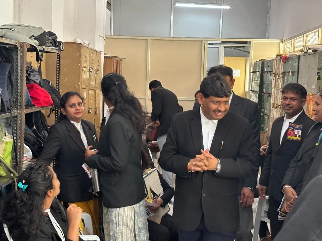 APRanganath's tweet photo. ಬೆಂಗಳೂರು ವಕೀಲರ ಸಂಘದ ಚುನಾವಣೆಯಲ್ಲಿ ಅಧ್ಯಕ್ಷ ಸ್ಥಾನಕ್ಕೆ ಸ್ಪರ್ಧಿಸಿದ್ದು, ಸಿಟಿ ಸಿವಿಲ್ ಕೋರ್ಟ್ ನ ಮಹಿಳಾ ವಕೀಲರನ್ನು ಭೇಟಿಯಾಗಿ, ಕ್ರಮ ಸಂಖ್ಯೆ 4ಕ್ಕೆ ಮತ ಚಲಾಯಿಸುವಂತೆ ಮನವಿ ಮಾಡಿದೆನು.
#voteforapr #aprforaab #aabelection #onceagainapr #TeamAPR #bengaluruadvocatesassociation https://t.co/8RpcXcIUMT