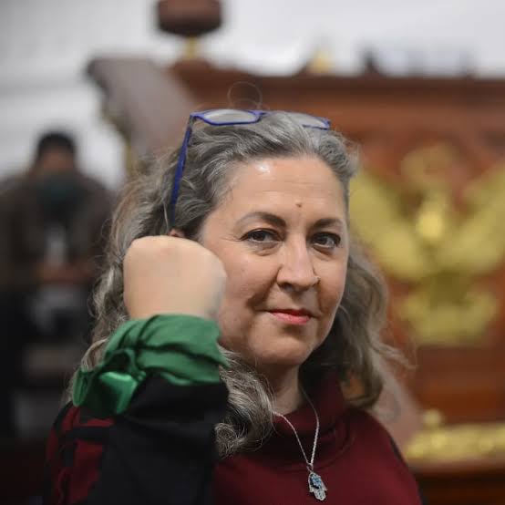 YoAmoaLaCiencia's tweet photo. La funcionaria de Morena que está dispuesta a que gatos mueran por su puesto político

La situación de los gatos del Museo Panteón de San Fernando es crítica.

Sin comida y sin atención cada día que deja pasar Ana Francis Mor, titular de la Secretaría de Cultura de la CDMX, sin dar acceso a sus cuidadores esta provocando muertes.

Mientras la funcionaria intenta mantener su imagen y desviar la atención hacia “acuerdos” insuficientes, los hechos son contundentes: cada gato en mal estado o muerto es una consecuencia directa de su pésima gestión.

La colonia de gatos, que ha sido cuidada por activistas como Diana Arredondo y el grupo "Catacumberitos", enfrenta restricciones impuestas por una nueva administración que parece más preocupada por cuestiones burocráticas que por preservar la vida de estos animales.

A pesar de la presión social la respuesta de la Secretaría de Cultura ha sido tibia y superficial, dejando en evidencia que los animales no son una prioridad.

Las “mesas de diálogo” han sido insuficientes para detener el daño. 

Los gatos continúan muriendo debido a la falta de acceso de los voluntarios que los alimentan y que durante años,han garantizado su cuidado, con esterilizaciones y atención veterinaria.

Esta negligencia institucional demuestra una falta de sensibilidad hacia la fauna urbana que convive con el patrimonio cultural de la ciudad.

La marcha programada para el 24 de enero de 2025 sigue en pie, como una exigencia pública para exigir que se tomen acciones reales. 

Cada gato que muere por esta negligencia, es un recordatorio de que pagar a políticos con un puesto para el que no tienen la capacidad tendrá serias consecuencias.

La falta de voluntad política de Ana Francis es clara, ya que en su afán de proteger su puesto, ha permitido que animales vulnerables empeoren sus condiciones.

Los gatos del Panteón de San Fernando no pueden seguir siendo víctimas de la indiferencia.

Es momento de que Ana Francis como Secretaría de Cultura deje de minimizar el problema y garantice, de manera inmediata y efectiva, el cuidado integral de estos animales.