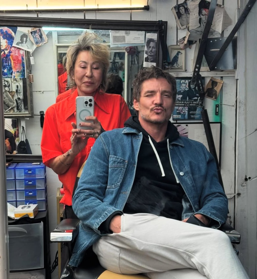 pascalarchive's tweet image. “A little beard trim para mi amigo” 

Pedro Pascal with Mira Chai 🫶