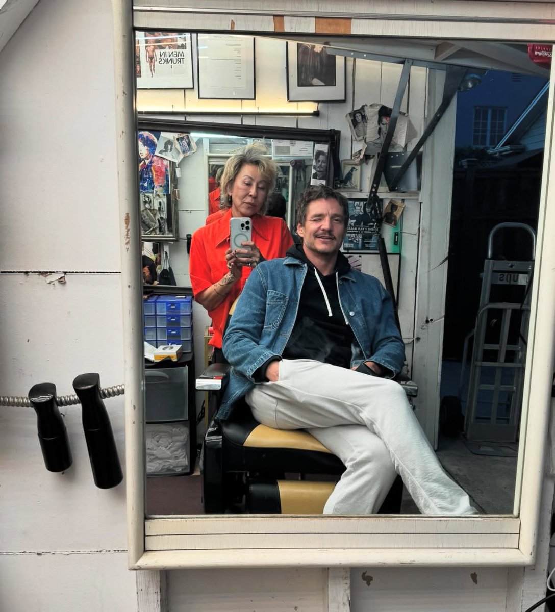 pascalarchive's tweet image. “A little beard trim para mi amigo” 

Pedro Pascal with Mira Chai 🫶