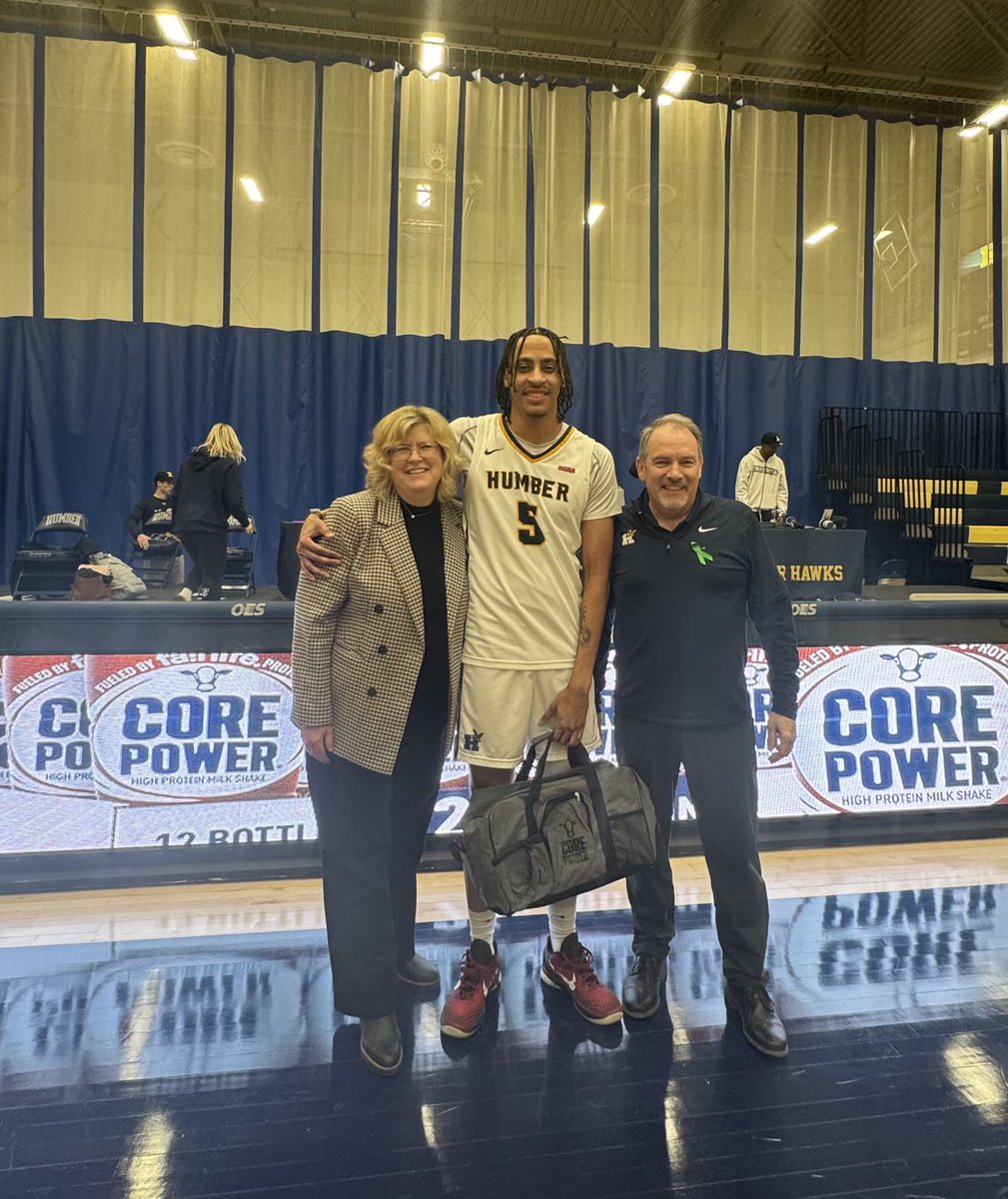 amvaughan's tweet photo. An amazing night in ⁦@HumberHawks⁩ gym ⁦@HumberHawksMBB⁩ Big 💯 + point game and BIG 42 point game for Malik!!! #MomentsToRemember   🏀 💙💛🏀 https://t.co/jUfD5rDBiZ