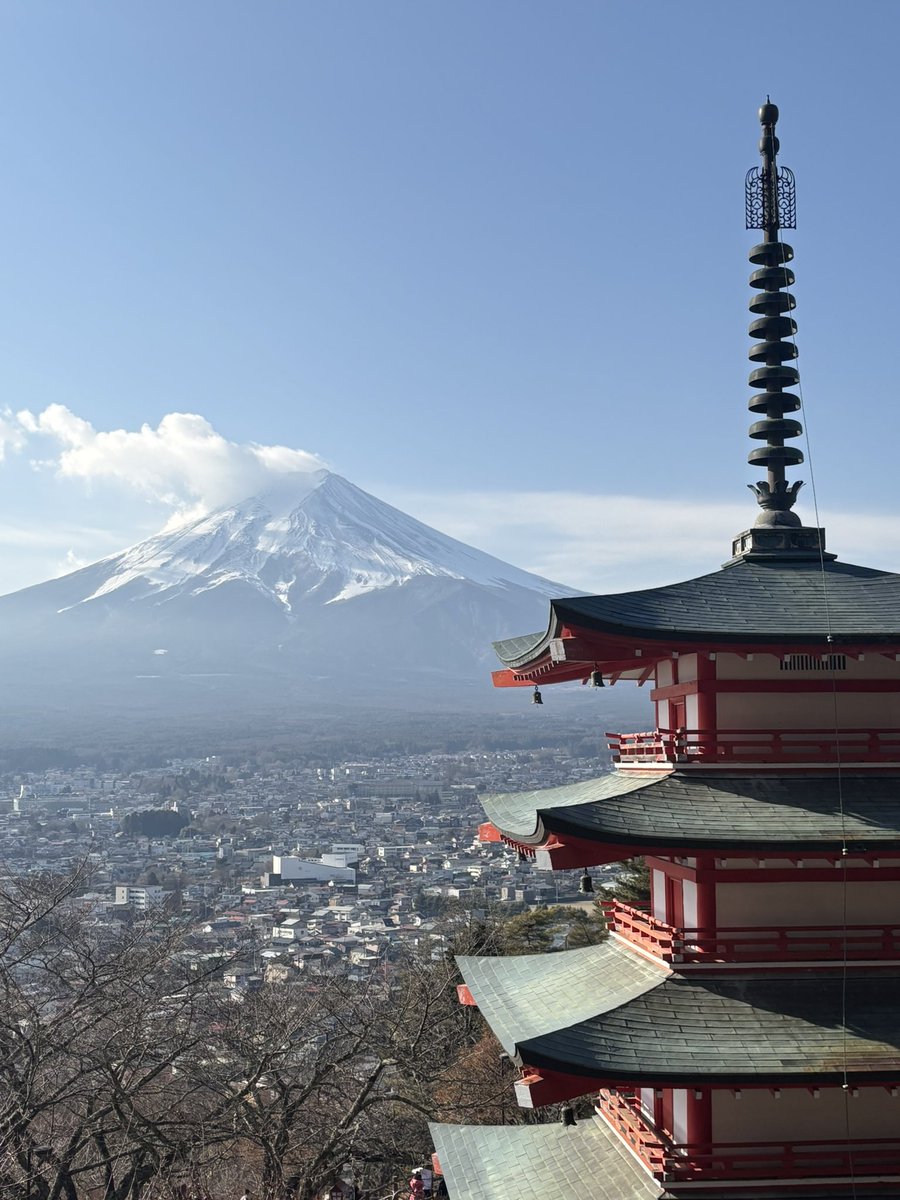 河口湖から帰り足で寄った、新富士浅間神社！
階段の数が何と398段😅
心が折れそうになりながら登り切った所には素晴らしい光景が広がっていました^ ^

あと、来ている観光客の9割弱は海外の人達でした　笑