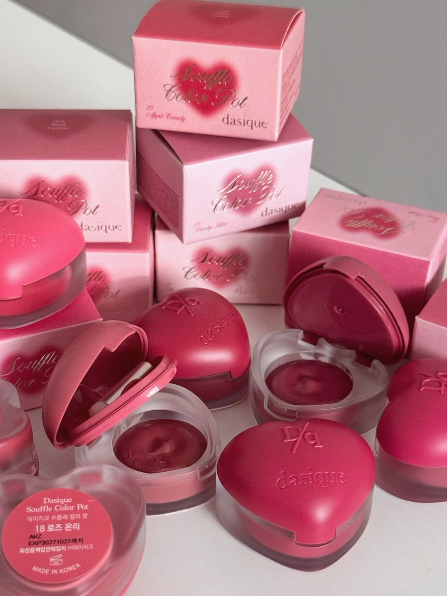 reviewchoey's tweet photo. จาบ้าา! dasique Souffle color pot ออกสีใหม่✨🎀 สวยมากกก รุ่นนี้เบลอปากเบลอแก้มดีสุดๆ เนื้อนุ่มฟุ้งละมุนเกลี่ยง่าย 8 สีใหม่สวยมากกก https://t.co/hdDGd72HEq