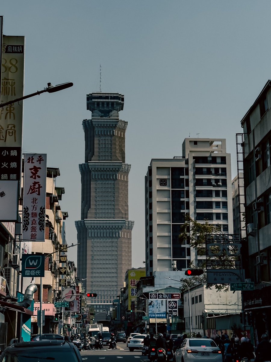 my_aiRLife's tweet photo. 第一次近距離看著這棟大樓

IG：@My_AirLife 

#myairlife #空氣人生 #streetart #photography #travelphotography #photooftheday #picoftheday #photo #instatravel #streetart #travelblogger #streetstyle #streetphotography #traveling #台灣 #kaohsiung #taibei #街拍 #旅遊 #building https://t.co/Em1RccrzBU