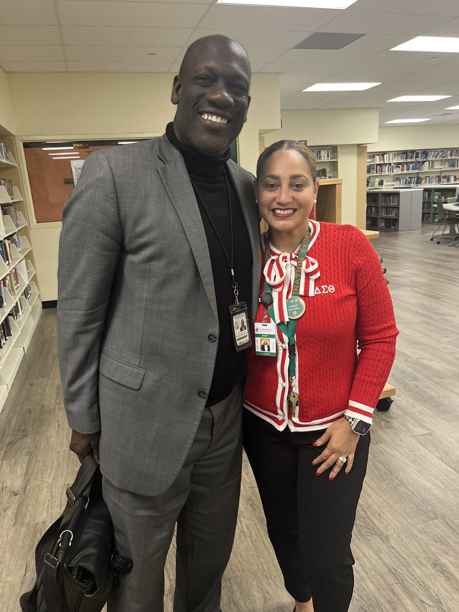 DrThelwell's tweet image. When @keeperteacher is in the building, you know LEADership is about to happen—with a lot of love and an infectious smile. Thank you Dr. Pierre-Jerome for the leadership nuggets &amp;amp; @AP_Rowe for having him at the monthly aspiring leaders meeting! #Awesomeness #TigerPride 🐅