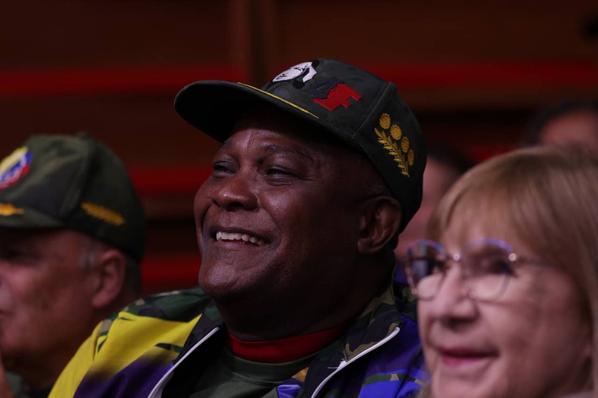 ConElMazoDando's tweet photo. RESUMEN DEL PROGRAMA CON EL MAZO DANDO #512 (22-01-25)

#EscudoBolivarianoPorLaPaz

Diosdado Cabello anuncia programa de radio junto a Tania Díaz: ¡Todos los viernes a las 7:00 am! https://t.co/WfKsPtxHOT 

Cabello: Este 23 de enero saldrán los revolucionarios a marchar en apoyo al presidente Maduro https://t.co/GS23M4xrBA 

Diosdado Cabello: El 23 de enero de 1958 debe ser la última traición a nuestro Pueblo https://t.co/v7wbCdbat6 

Diosdado Cabello: ¡Los barrios son espacios de paz! https://t.co/0N2KWbszz4 

Cabello sobre criminal Wilexis: No actuaba solo, está vinculado con Uribe, Duque y sectores de ultraderecha https://t.co/ZCKsuSCeXJ 

Cabello: Desplazados colombianos cuentan con el apoyo del Gobierno Bolivariano https://t.co/kGlzm70BKQ 

Diosdado Cabello: La llegada de narcoparamilitarismo agudizó la guerra en Colombia https://t.co/Ivd9vSZXlW 

Cabello: Los apellidotes eran cómplices de los crímenes de la Cuarta República y ahora chillan https://t.co/Obx5tbQECT 

Cabello ratificó que María Corina Machado es financiada por Uribe y Duque con dinero del narcotráfico https://t.co/x0jy6yAj4L 

Cabello: Los ladrones Guaidó, Smolansky, Vecchio, y López se reunieron para ver cómo se roban el dinero de los venezolanos https://t.co/uCERRZqfa7 

Cabello sobre la ultraderecha: Llaman a la abstención para que más nadie surja en sus sectores https://t.co/y7L1qpkciE 

Diosdado Cabello: ¡Unidos nos van a encontrar siempre! https://t.co/b4qhjoEntF 

Diosdado Cabello a seis años de su reunión con Juanito Alimaña: "Es rolo de coco seco" https://t.co/a6vZpT7oeY