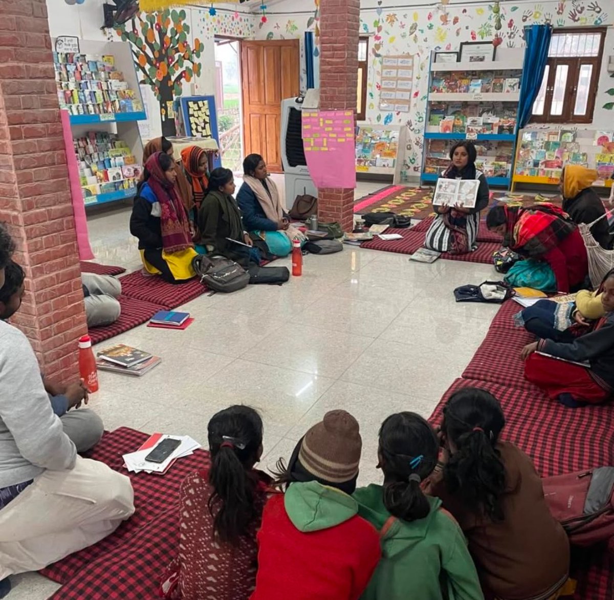 PRAYOG_India's tweet photo. Team PRAYOG reflected, brainstormed &amp; discussed to develop calendar for school and community library program for 2025-26 academic session.

We build on our learnings with children at centre of it. Excited to work in 50 Govt schools in Gopalganj.

#library
#education 
#planning https://t.co/8wyfNVfzjH