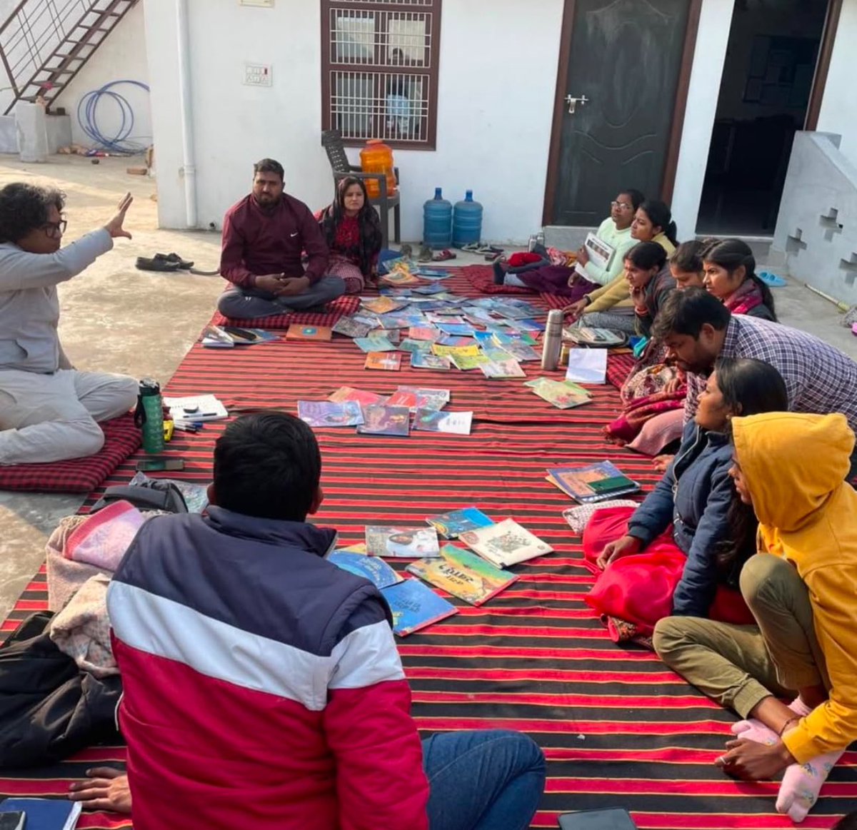 PRAYOG_India's tweet photo. Team PRAYOG reflected, brainstormed &amp; discussed to develop calendar for school and community library program for 2025-26 academic session.

We build on our learnings with children at centre of it. Excited to work in 50 Govt schools in Gopalganj.

#library
#education 
#planning https://t.co/8wyfNVfzjH