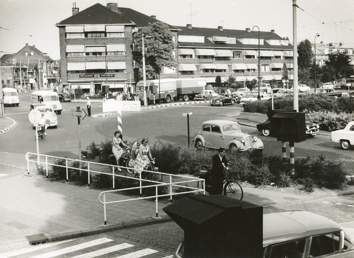 Het verkeer op het Koningin Wilhelminaplein gezien vanaf de Laan van Nieuw Oosteinde in oostelijke richting. De wagens en de kleding zijn toch een feest voor het oog!

Foto: Wouter van Gool, 1947

#haagsgemeentearchief #leidschendamvoorburg #archief #geschiedenis