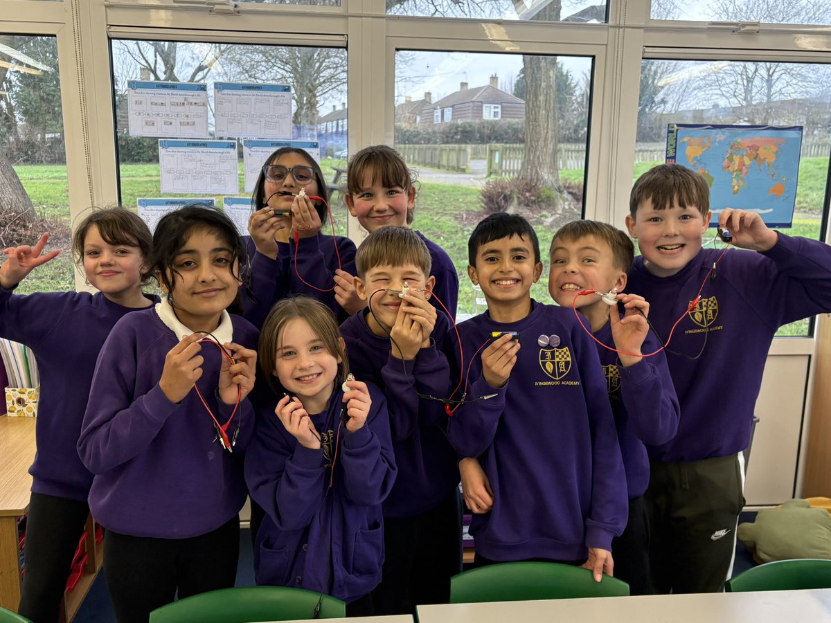 ivingswood's tweet image. Year 5 had a great science lesson yesterday! We learned about electrical conductors and insulators and tested lots of materials we found in the classroom to see which category they fit into! We loved getting hands-on with our learning! #science #circuits #teamwork