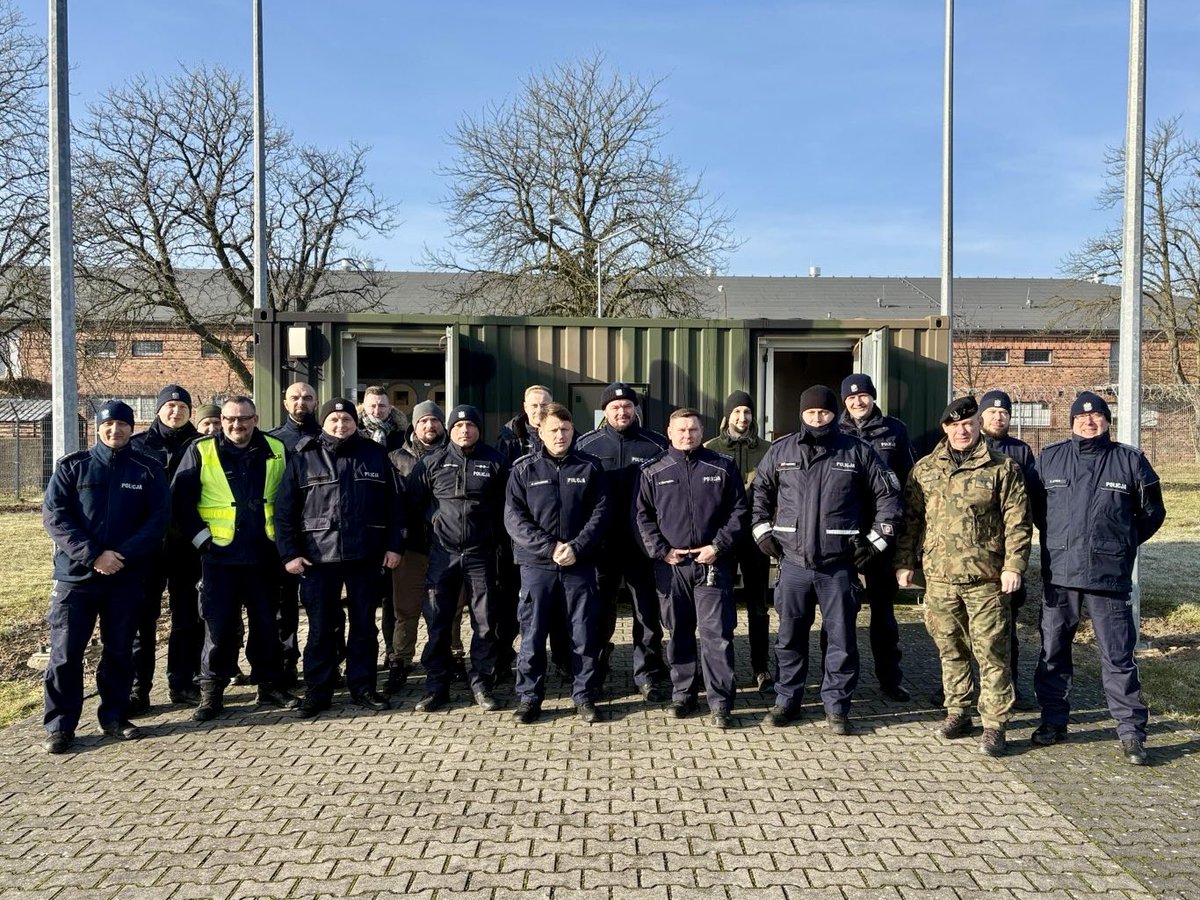 17WBZ's tweet photo. #kooperacja 
#WP 🤝 @Lubuska_Policja 

Żołnierze z #21ps #5bsap, w ramach współpracy pomiędzy służbami mundurowymi przeprowadzili szkolenie z pirotechnikami lubuskich Komend Powiatowych Policji z zakresu procedur i technik rozpoznawania niewybuchów i niewypałów. https://t.co/VbvedYEbh2