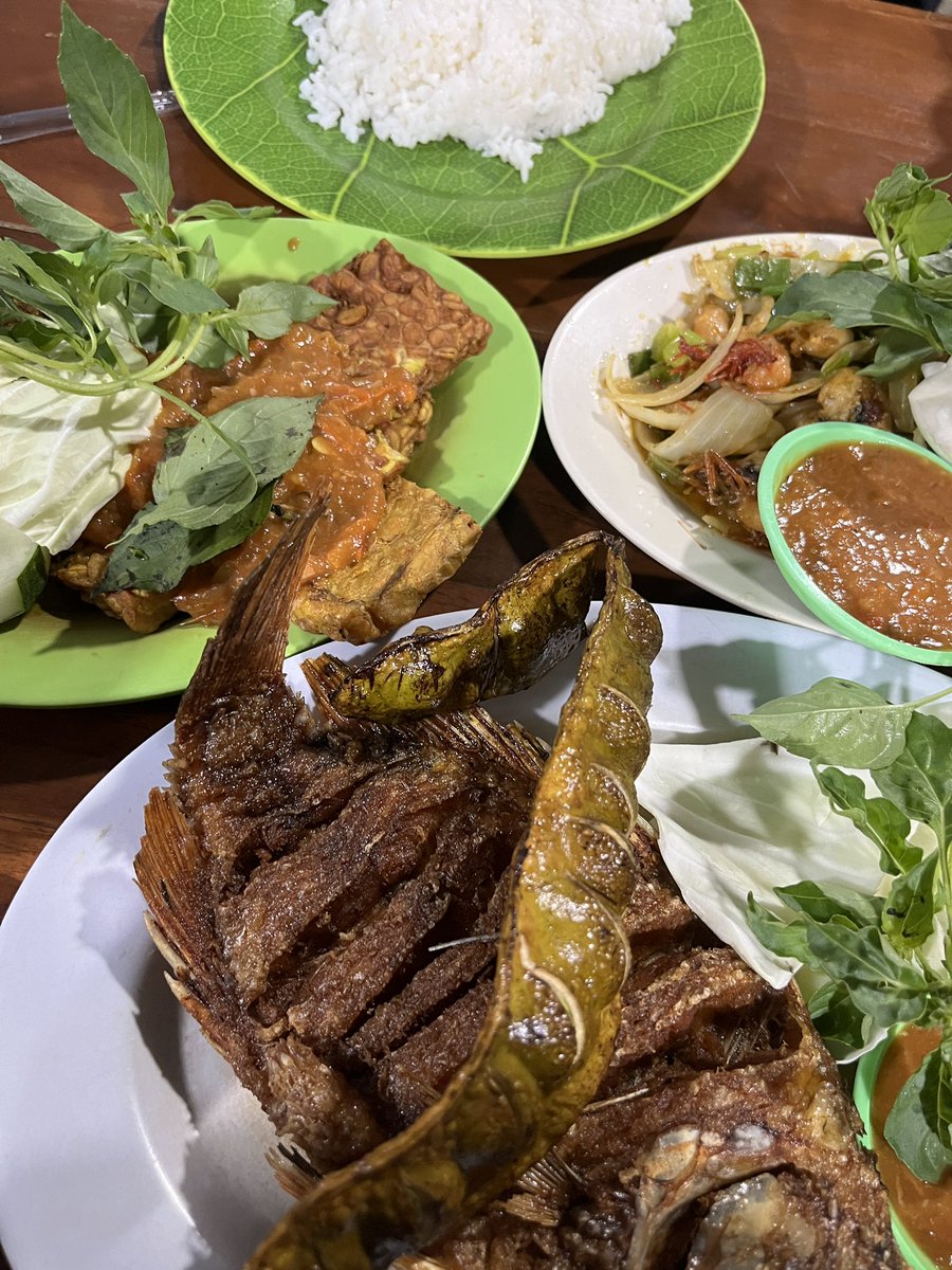 gmapssesattt's tweet photo. @convomf Iphone 13, isi gallery gw makanan doang https://t.co/HnYNzTdknz