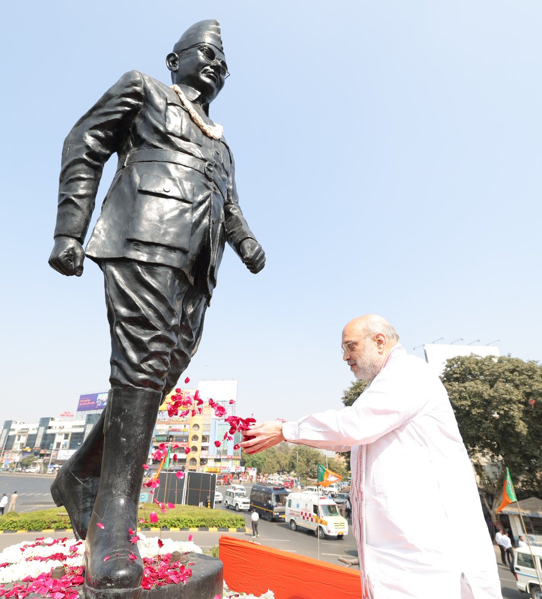 AmitShah's tweet photo. ‘पराक्रम दिवस’ के अवसर पर अहमदाबाद के सुभाष चौक पर स्थित आज़ादी के महानायक नेताजी सुभाषचंद्र बोस जी की प्रतिमा पर माल्यार्पण किया।

आज़ादी के इतिहास में अमिट छाप छोड़ने वाले नेताजी की वीरगाथा देश की युवा पीढ़ी को देशभक्ति और निःस्वार्थ सेवा के लिए प्रेरित करती रहेगी।

'પરાક્રમ દિવસ' પર અમદાવાદના સુભાષ ચોક ખાતે સ્વતંત્રતાના મહાનાયક નેતાજી સુભાષચંદ્ર બોઝની પ્રતિમાને પુષ્પાંજલિ અર્પણ કરી.

આઝાદીના ઈતિહાસમાં અમિટ છાપ છોડનાર નેતાજીની શૌર્યગાથા દેશની યુવા પેઢીને દેશભક્તિ તેમજ નિઃસ્વાર્થ સેવા માટે પ્રેરિત કરતી રહેશે.