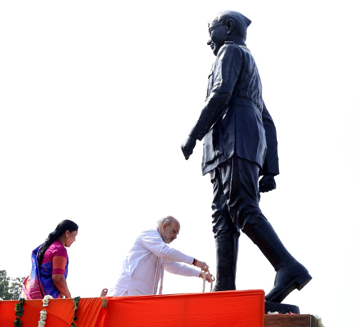 AmitShah's tweet photo. ‘पराक्रम दिवस’ के अवसर पर अहमदाबाद के सुभाष चौक पर स्थित आज़ादी के महानायक नेताजी सुभाषचंद्र बोस जी की प्रतिमा पर माल्यार्पण किया।

आज़ादी के इतिहास में अमिट छाप छोड़ने वाले नेताजी की वीरगाथा देश की युवा पीढ़ी को देशभक्ति और निःस्वार्थ सेवा के लिए प्रेरित करती रहेगी।

'પરાક્રમ દિવસ' પર અમદાવાદના સુભાષ ચોક ખાતે સ્વતંત્રતાના મહાનાયક નેતાજી સુભાષચંદ્ર બોઝની પ્રતિમાને પુષ્પાંજલિ અર્પણ કરી.

આઝાદીના ઈતિહાસમાં અમિટ છાપ છોડનાર નેતાજીની શૌર્યગાથા દેશની યુવા પેઢીને દેશભક્તિ તેમજ નિઃસ્વાર્થ સેવા માટે પ્રેરિત કરતી રહેશે.
