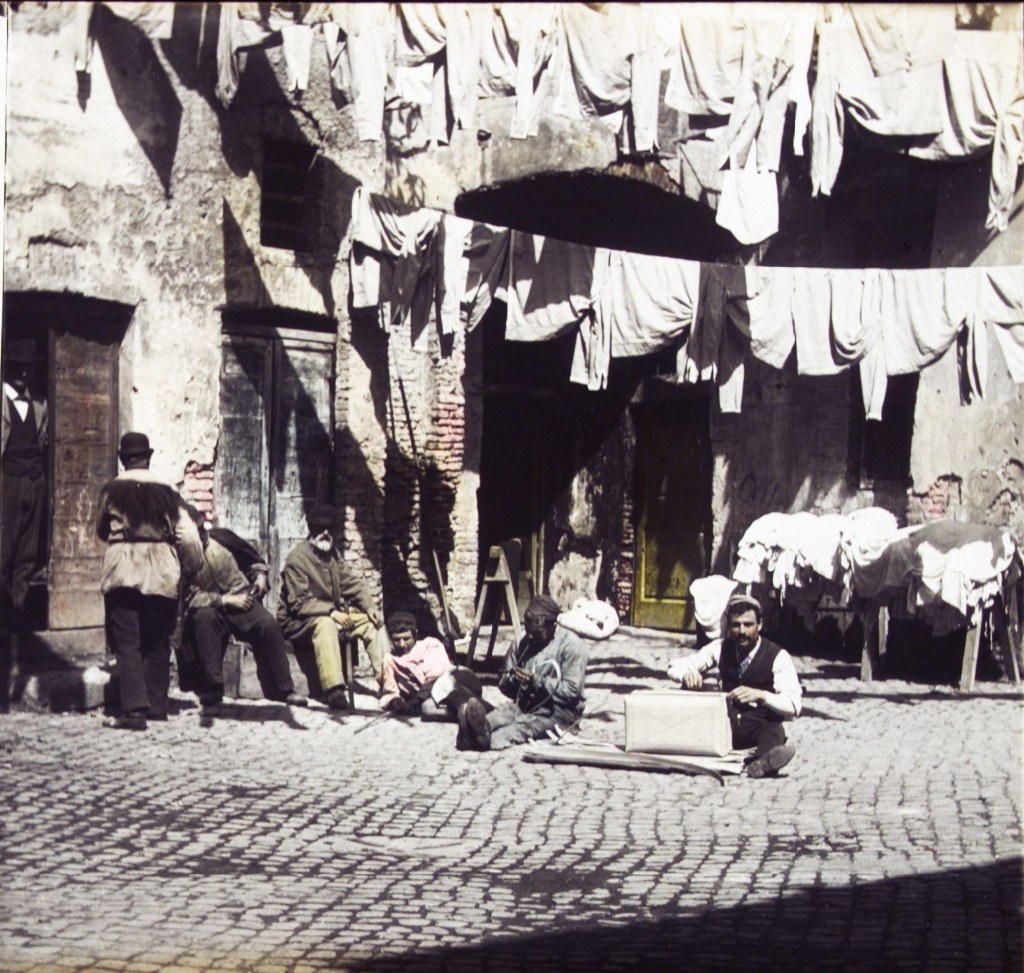 sampietrino's tweet photo. Uomini impegnati in lavori manuali con i caratteristici panni appesi ad asciugare.
Via del Pellegrino, 1875 - 1900

Henri Le Lieure de l'Aubepin

#TBT #TakeMeBackThursday #TimehopThursday ⁣#TakeMeBack #ThrowBackThursday #sampietrini #sanpietrini #roma #rome #viadelpellegrino https://t.co/m3WbpIobzb