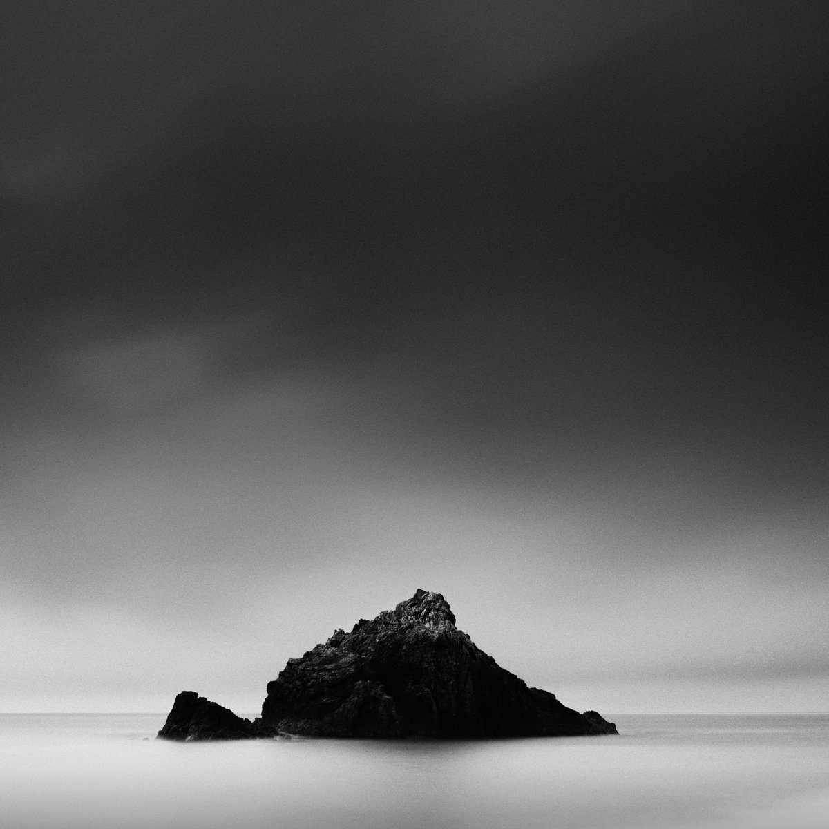 LibassiPhotoJP's tweet photo. Sleeping giant, Aichi Prefecture
------------------------------
https://t.co/V4804g84lX

#minimalism
#black&amp;white
#longexposure
#seascape
#beach
#seastacks
#rock https://t.co/LI55cUmqXM