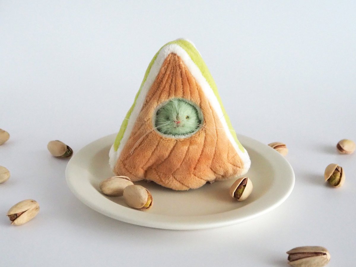 hks_triangle's tweet image. 🥧販売予告🥧
今晩カートオープンします！
今回もクイズが解けた方からご購入いただけます。
よろしくお願いいたします🐁✨

[販売日時]
 12/17 21:00〜

&amp;lt;販売内容&amp;gt;
 ⚪︎マウスのぬいぐるみ
　・ガレット・デ・ロワ/アーモンド
　・ガレット・デ・ロワ/ピスタチオ
　・お肉

yurimisumi.theshop.jp