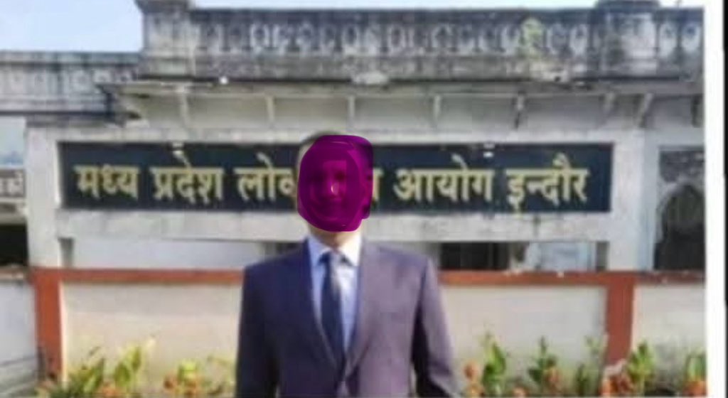 इसीलिए जातीय जनगणना की बात करते है…

#मध्यप्रदेश लोक सेवा आयोग में बैठे कुछ लोग ( मनुवादी) की मानसिकता कितनी कुंठित हो सकती है उसका यह जीतता जागता सबूत है यह ।

एक #OBC लिखित परीक्षा में सबसे ज़्यादा अंक (797)पाता परंतु उसको साक्षात्कार में दे दिया सबसे कम अंक (63) 
!!!! SDM
