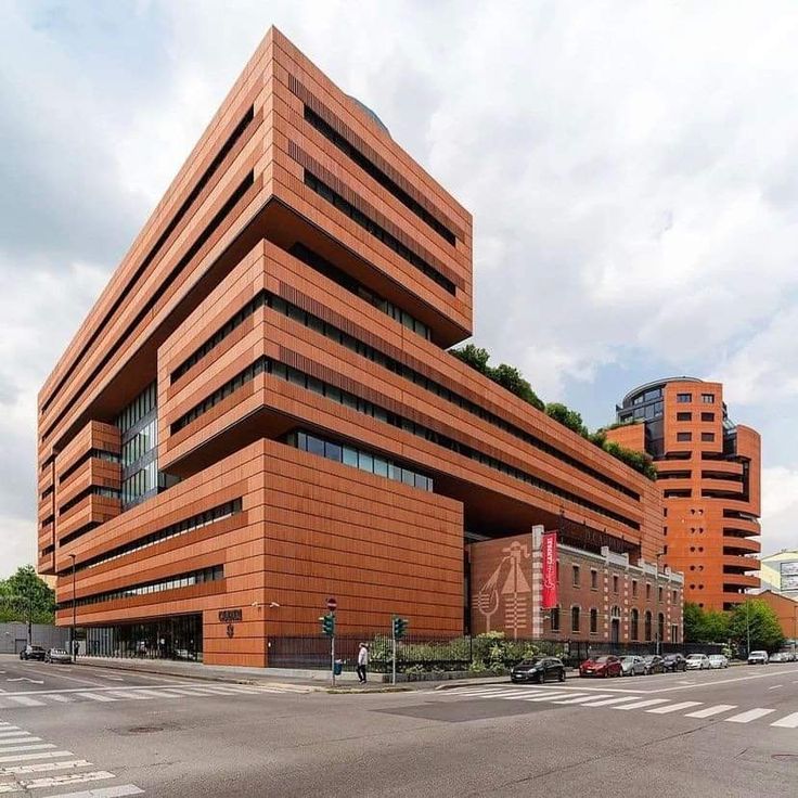 PLACOTOPO's tweet image. Les bandes de #bétonmassif et les blocs #architecturaux modernes apportent un #designunique et une #élégance remarquable aux façades. Chez Placotopo, nous maîtrisons ces #techniquesinnovantes pour créer des bâtiments #solides et #durables.