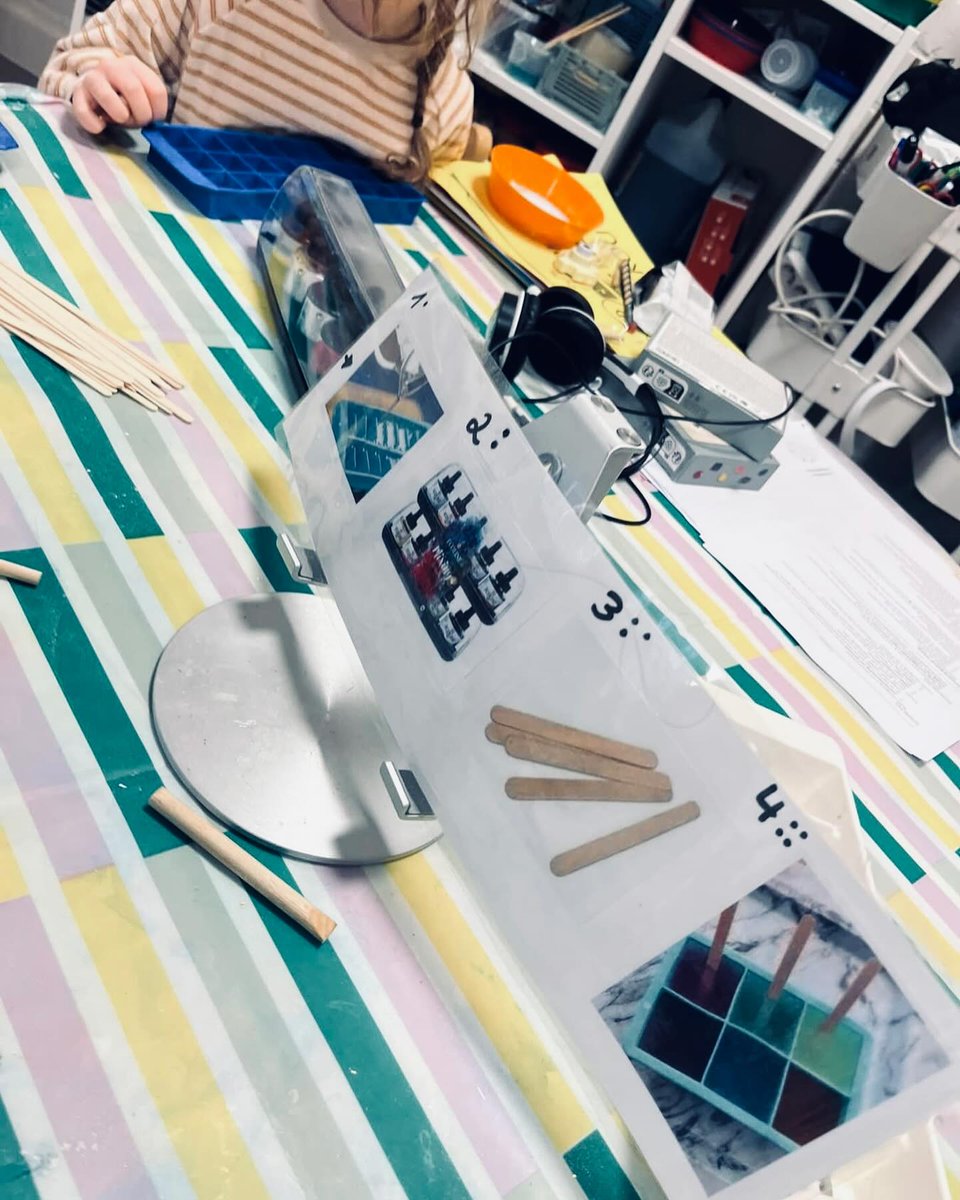 Tijdens de kleutertour Aalst mochten we een kijkje nemen in de kleuterklas van Charlotte (basisschool Sint-Jozefscollege Pontstraat Aalst) die ons liet zien hoe zij kennisgericht werkt rond het thema Noordpool in haar klas (graadsklas 2de + 3de kleuterklas)