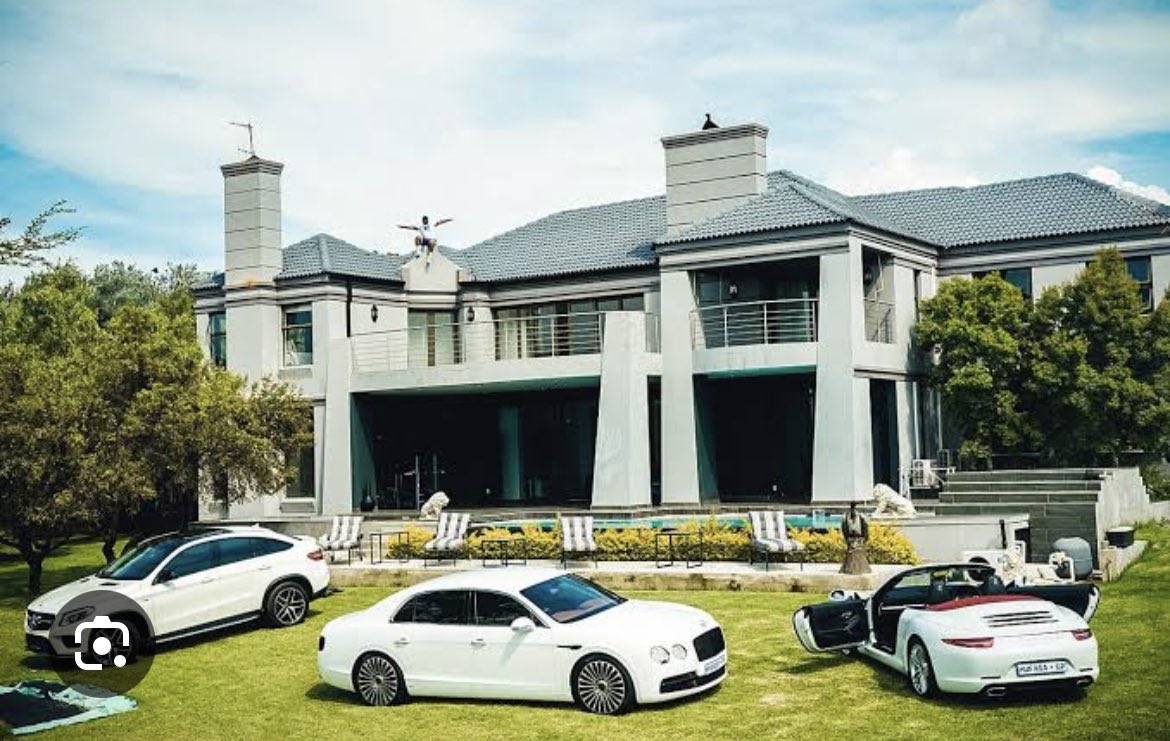 MissNtabeni's tweet photo. Can’t believe all along cassper nyovest was renting this house it’s not actually his yhuuu 😭😭😭 https://t.co/gYb5urJBGP