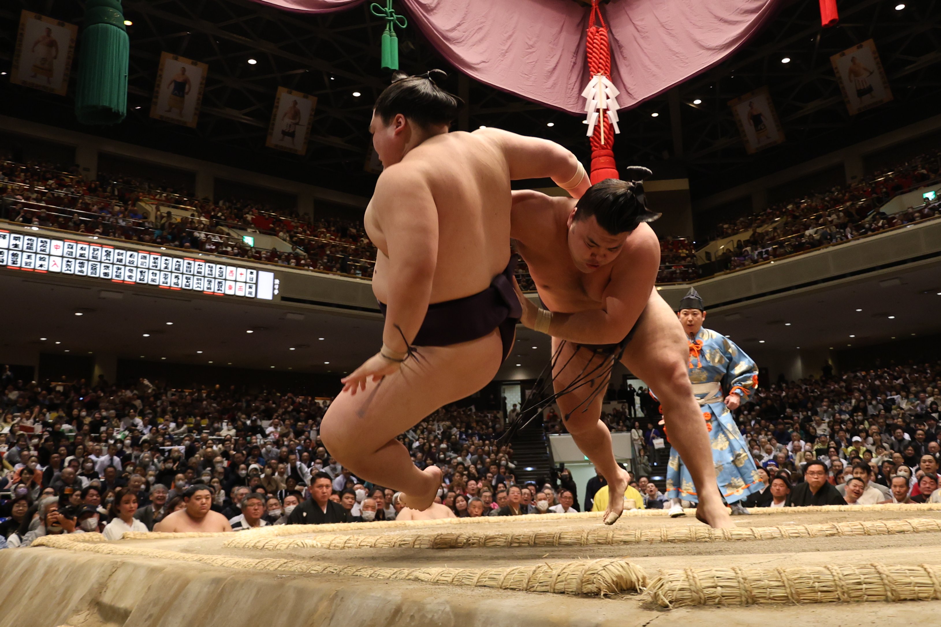 大相撲 ／ 写真集『 霧島 』 大相撲一月場所 十四日目〉 2敗同士の対戦は、関脇 #琴ノ若 が