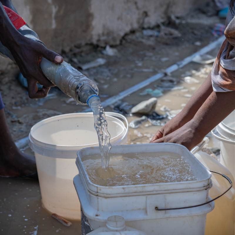 WHO's tweet photo. The ongoing #cholera outbreak in #Sudan is triggered by 

⚠️ Lack of access to sanitation &amp; water, 
⚠️ Overcrowding in sites for displaced people, 
⚠️ Escalating conflict. 

Over 51 200 people have fallen ill &amp; 1 300+ have died. 

WHO is supporting those affected.