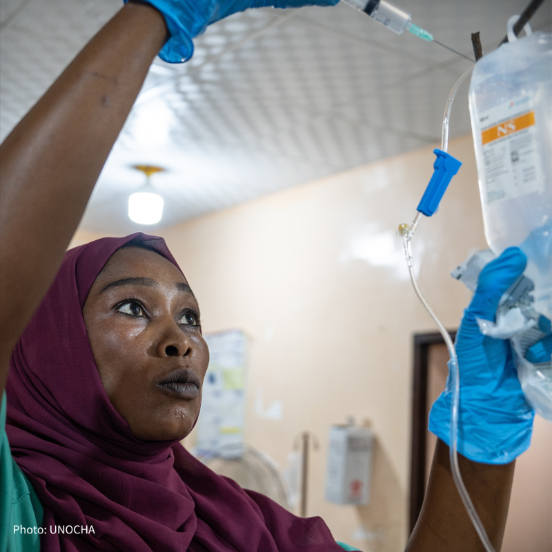 WHO's tweet photo. The ongoing #cholera outbreak in #Sudan is triggered by 

⚠️ Lack of access to sanitation &amp; water, 
⚠️ Overcrowding in sites for displaced people, 
⚠️ Escalating conflict. 

Over 51 200 people have fallen ill &amp; 1 300+ have died. 

WHO is supporting those affected.