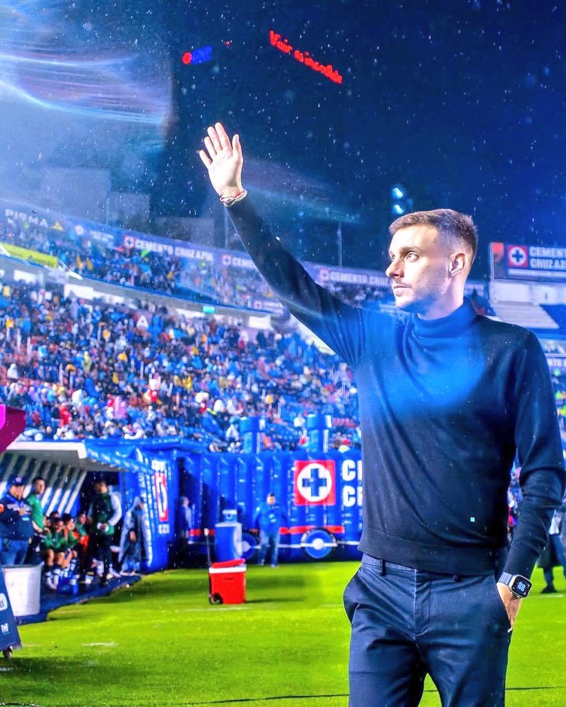 Anselmi era, até há umas horas, desconhecido pela generalidade dos adeptos portugueses (🙋‍♂️), mas o desespero da ‘afición’ do Cruz Azul perante a sua saída fez-me querer saber mais sobre o perfil.

Thread (possível, face a escassa informação) sobre o técnico argentino 🧶