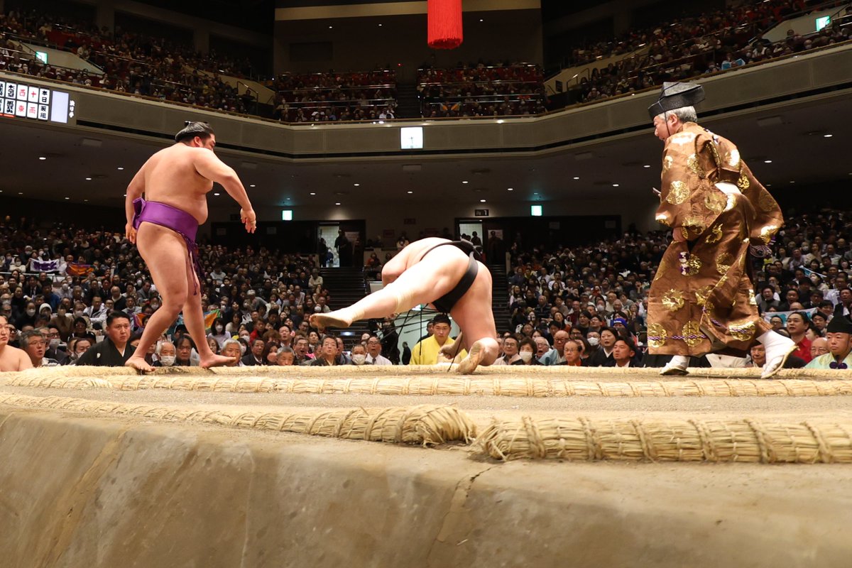 十二日目の様子＞ 幕内取組 #尊富士（9勝3敗） 突き落とし #琴櫻（5