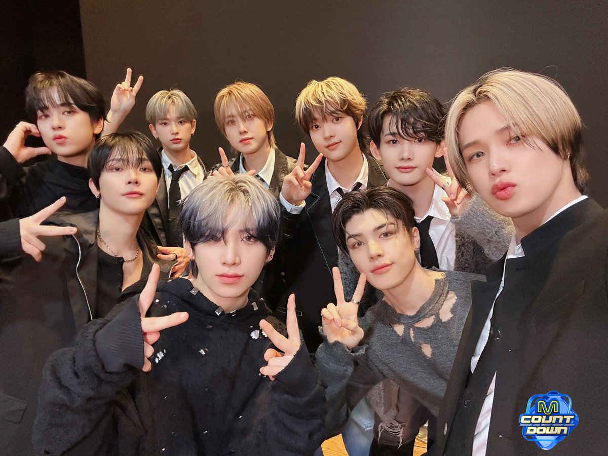 MnetMcountdown's tweet photo. ⚠ 엠카 늑대무리 출몰 주의 ⚠ 

체육의 악마                           아우우🐺
                     댄스의 악마
 아우우🐺                         짱큰하울링시작

    악마늑대들 그레이빌을 떠나 한국 상륙!

기리형... 보고 있어...?
엠카에 앤팀이 왔어
#andTEAM #Yukiakari #DeerHunter https://t.co/2Chqs1vf7k