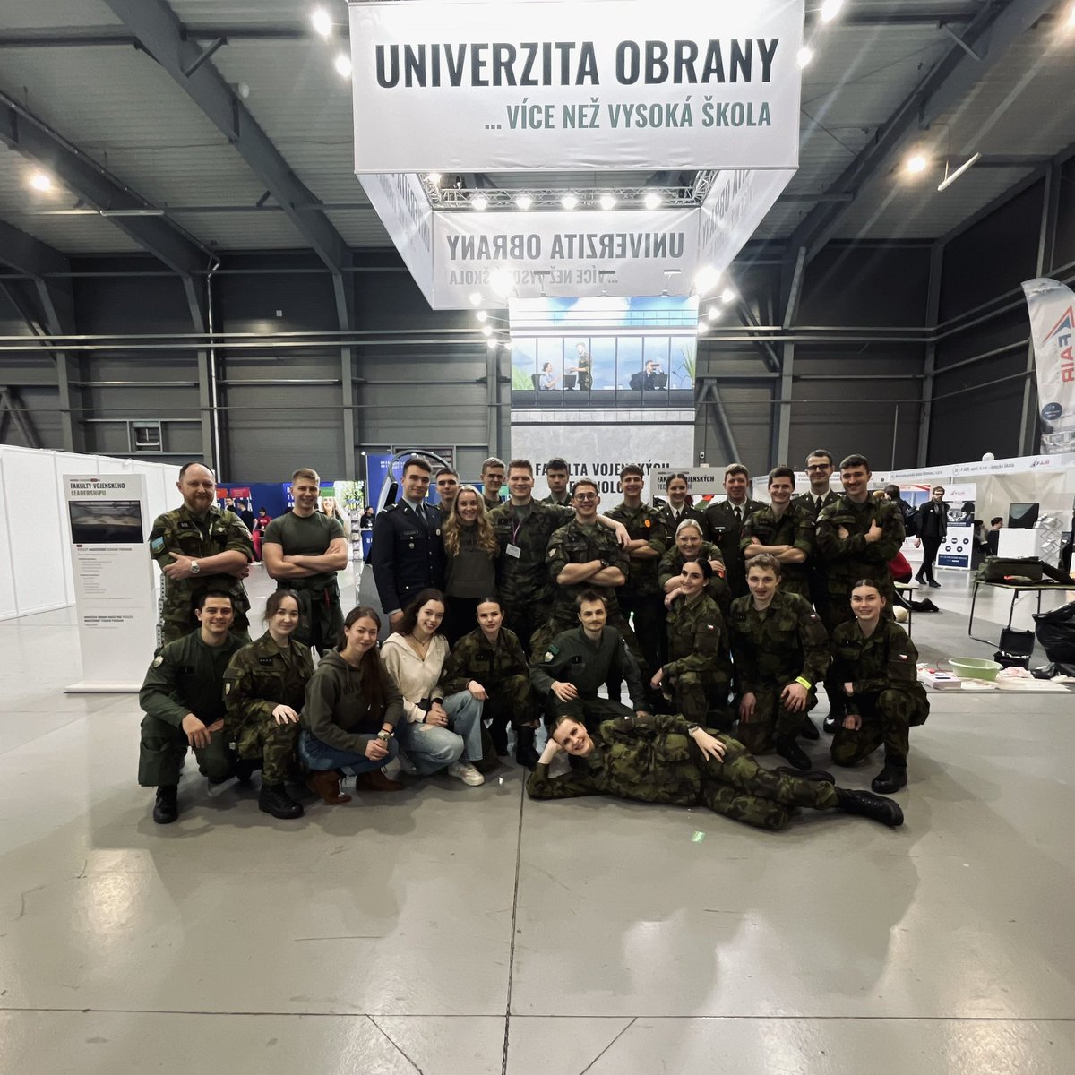 🥈Stříbro z pražského Gaudeamu!
Univerzita obrany už má z veletrhu Gaudeamus medaile všech tří kovů. Po listopadovém vítězství v Brně a dřívějších třetích místech nyní v Praze obsadila stříbrnou příčku. <a href="/ObranaTweetuje/">Ministerstvo obrany</a> <a href="/ArmadaCR/">Armáda ČR</a>