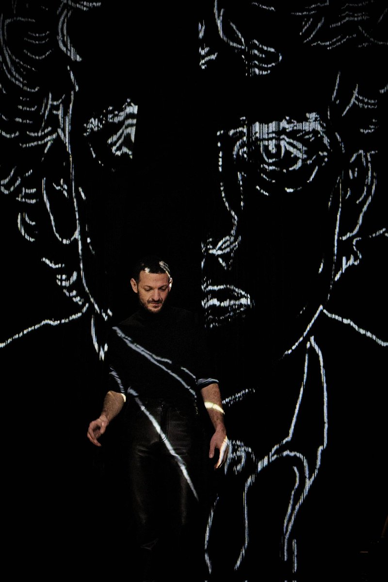 ➡️Focus sur les magnifiques photos de Christophe Raynaud De Lage 🔥

Vincent Dedienne actuellement au Théâtre de l'Atelier 

🎭Juste la fin du monde 
📙Il ne m'est jamais rien arrivé (photos)

#VincentDedienne #theatre #Paris #shooting

Merci <a href="/Th_Atelier/">Théâtre de L'Atelier</a>