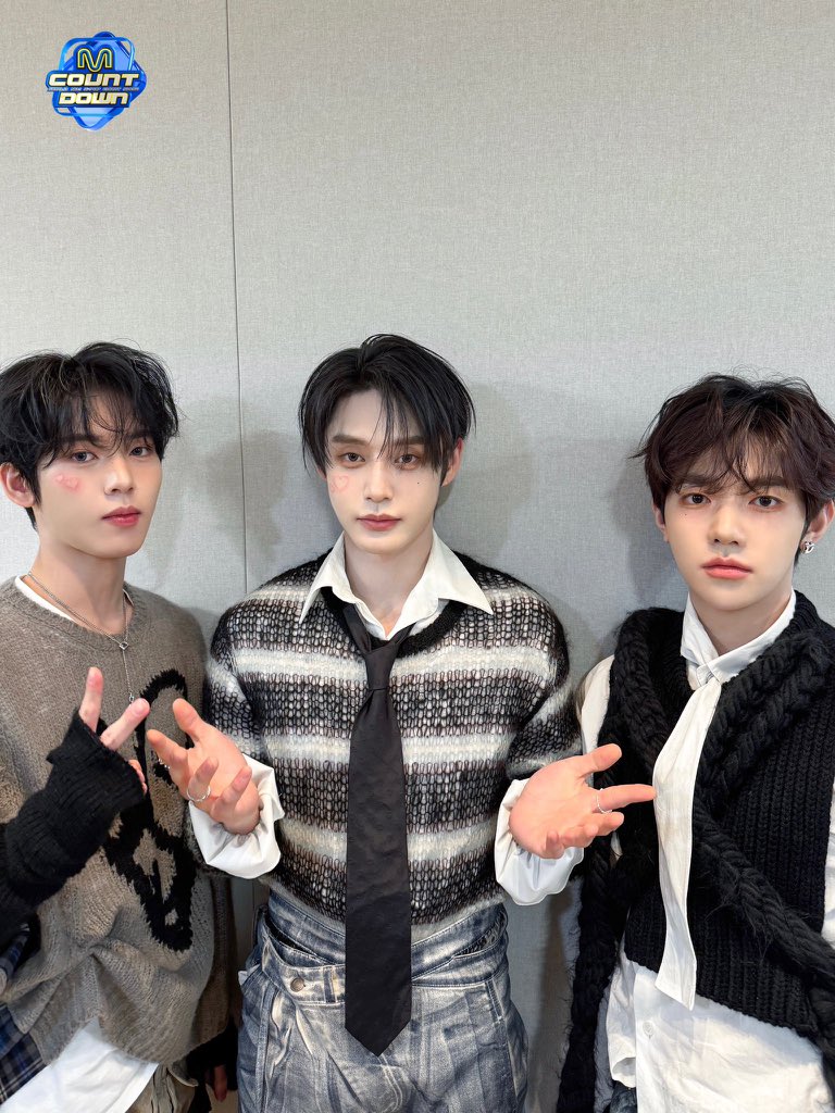 jiwoongiez's tweet photo. jiwoong hao and yujin 😭😭 https://t.co/s8TTU1i28T