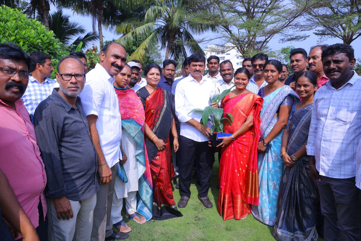 TGgovtruling's tweet photo. నూతనంగా ఏర్పాటయిన #TNGOSUnion ఖమ్మం జిల్లా కమిటీ ని నేడు @mpponguleti వారిని కలవడం జరిగింది రాష్ట్రాన్ని అభ��వృద్ధి పథంలో ముందు ఉంచడానికి ఉద్యోగుల సహకారం అవసరం ఉందని,వారికి రావలసిన పెండింగ్ బకాయిలు త్వరలోనే ప్రభుత్వం చెల్లిస్తుందని హామీ ఇచ్చారు
@revanth_anumula
#TelanganaRising https://t.co/EcIIKIRQCR